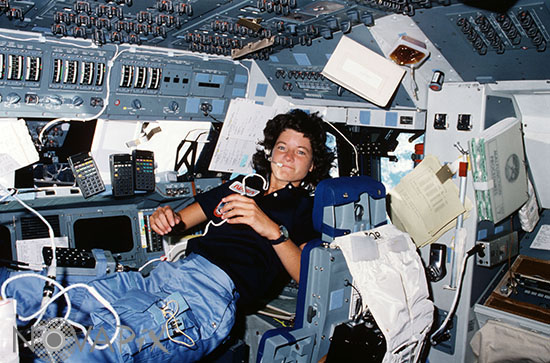 Sally Ride dans la navette spatiale Challenger