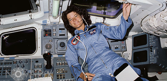 Sally Ride dans la navette spatiale Challenger