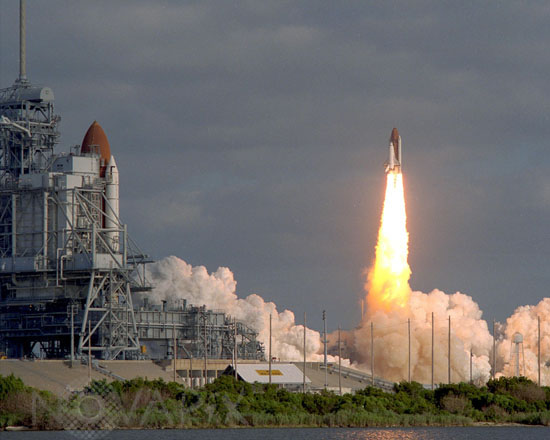 Launch of Shuttle Discovery STS-31. Apr 24 1990