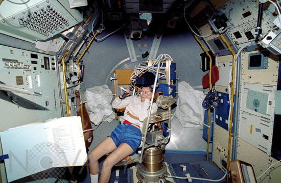 Astronaute Roberta Bondar dans le fauteuil tournant 01/1992