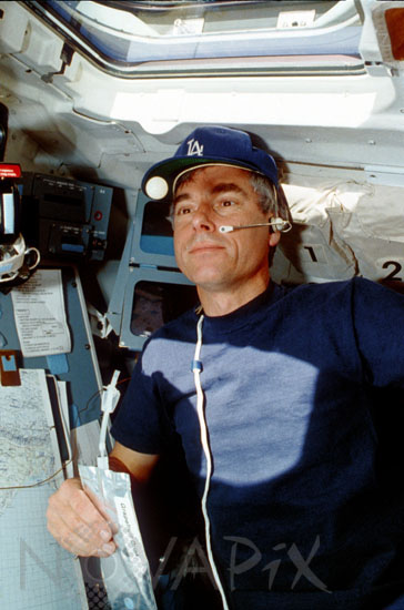 Un astronaute observe un liquide en apesanteur. 01/1992