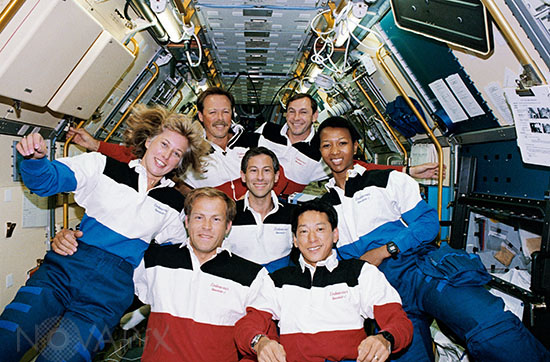 STS-47: Equipage en apesanteur dans Spacelab