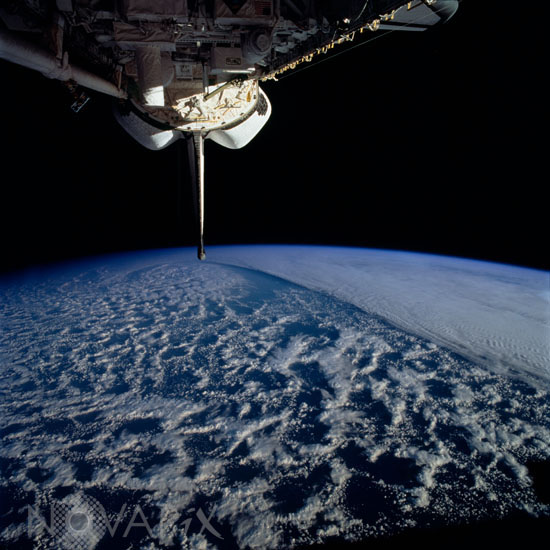 Navette Columbia STS-62 au-dessus de la Terre