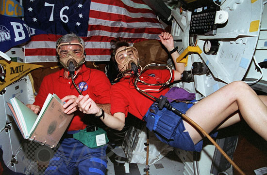 Astronautes en pré-respiration dans la navette Atlantis