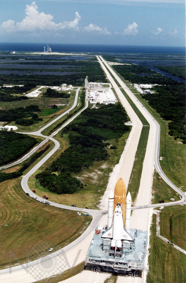 Navette Atlantis en route vers son pas de tir. STS-79-1996