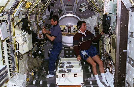 G.Linteris et D.Thomas travaillent dans Spacelab 04/1997
