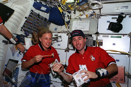 Repas asiatique dans la navette spatiale 08/1997