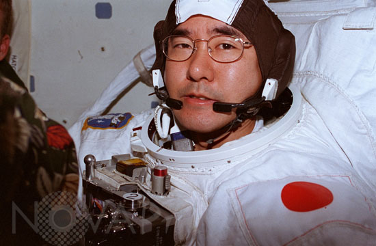 Takao Doi dans la navette Columbia avant sortie extravéhiculaire