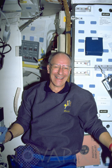 Claude Nicollier dans la navette Discovery STS-103 1999