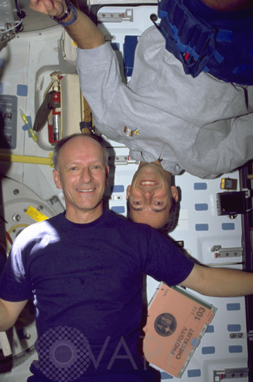 C. Nicollier et JF. Clervoy dans la navette Discovery STS-103-1999