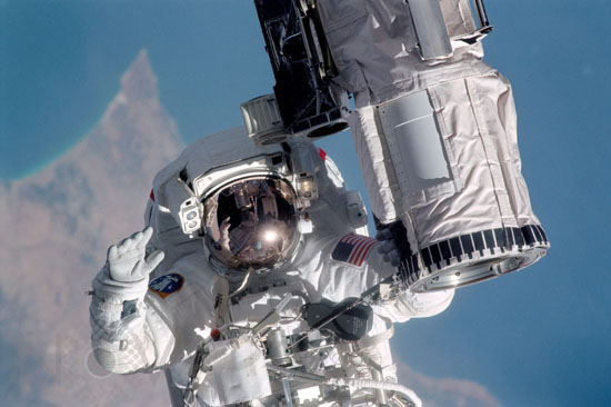 Sortie extra-véhiculaire de M.Gerhardt STS-104 07/2001