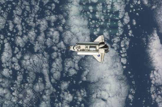 Navette Discovery STS-105 vue d'ISS 08/2001