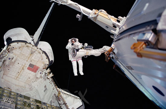 Sortie extra-véhiculaire de D. Barry STS-105 08/2001