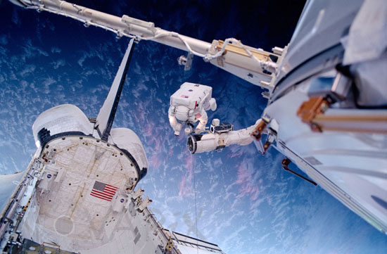 Sortie extra-véhiculaire de D. Barry STS-105 08/2001