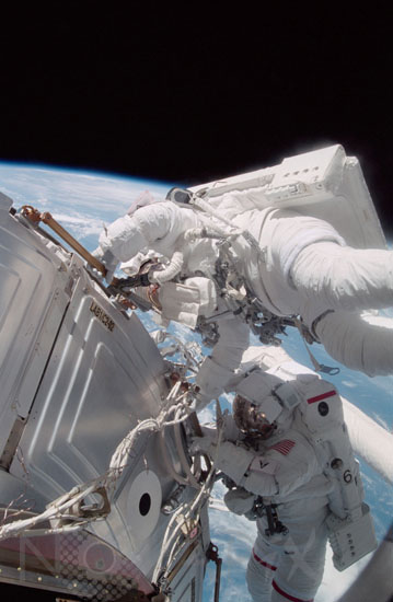 Sortie extra-véhiculaire d'astronautes. STS-105 08/2001