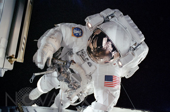 Sortie extra-véhiculaire P. Forrester STS-105 08/2001