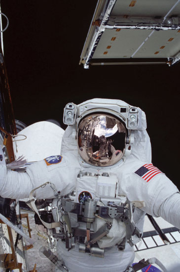 Sortie extra-véhiculaire de R. Linnehan STS-109 03/2002