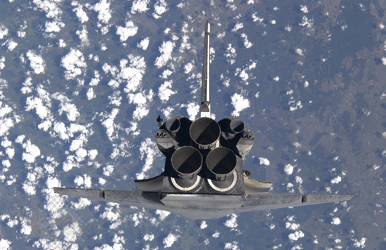 Space shuttle Discovery is manoeuvring 07/2005