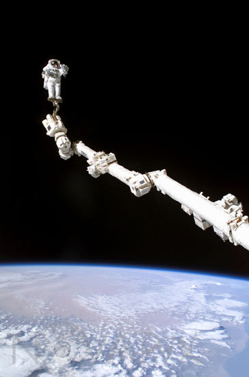 Sortie extra-véhiculaire de S.Robinson STS-114 08/2005