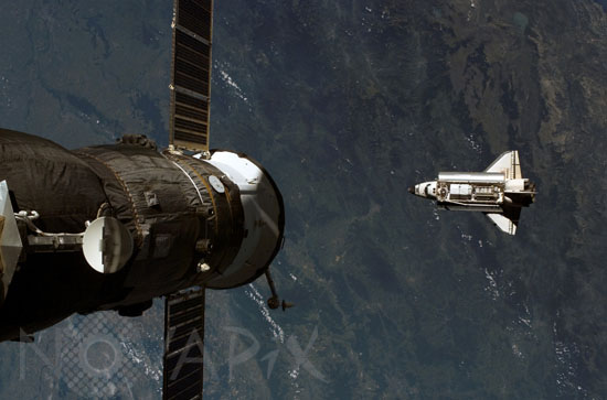 Space shuttle Atlantis seen from ISS 09/2006