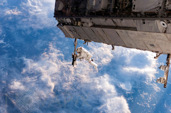 Sortie de R. Curbeam et la station spatiale internationale