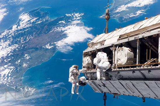 Sortie extravéhiculaire et station spatiale internationale.