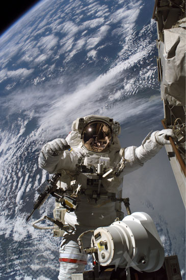 Sortie de R. Curbeam et station spatiale internationale
