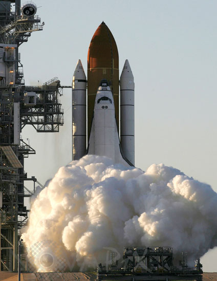 Launch of the space shuttle Atlantis 06/2007
