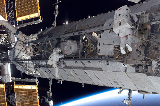Sortie extravéhiculaire et station spatiale internationale