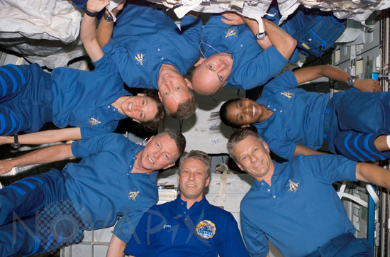 Equipage STS-121 dans la station spatiale internationale