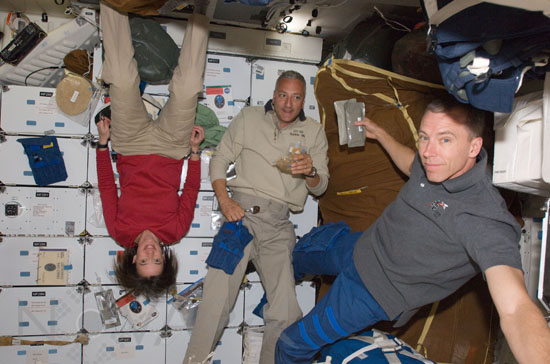Repas des astronautes dans la navette Atlantis