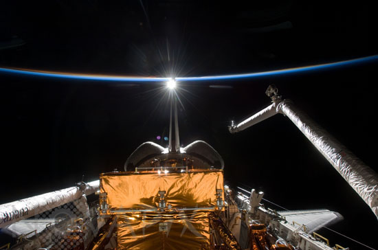 La navette spatiale Atlantis dans l'espace