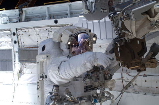 Sortie d'astronaute dans l'espace