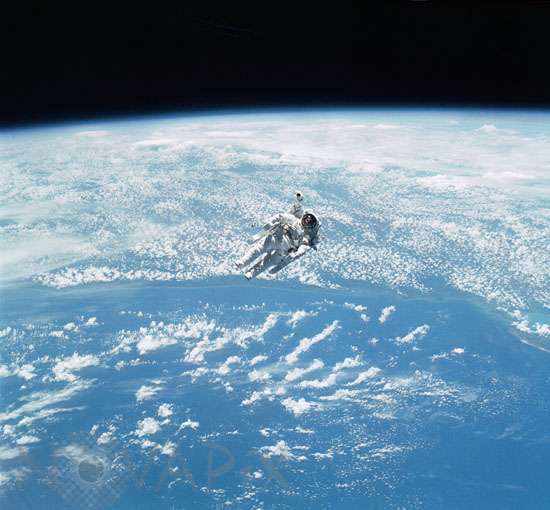Sortie extra-véhiculaire de Robert L. Stewart. STS-41-B-02/1984
