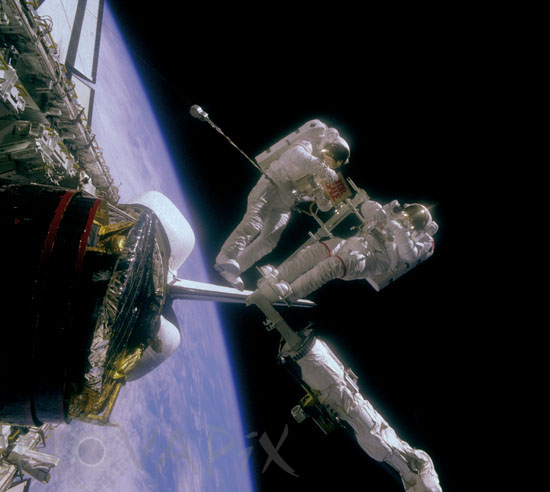 Extravehicular activity of D. Gardner and J. Allen 11/1984
