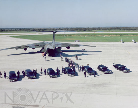 Transfert des corps de l'équipage de la navette Challenger