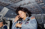 Sally Ride dans la navette spatiale Challenger
