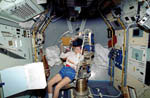 Astronaute Roberta Bondar dans le fauteuil tournant 01/1992