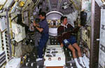 G.Linteris et D.Thomas travaillent dans Spacelab 04/1997