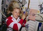 J.Davis se coiffe en apesanteur STS-85 08/1997
