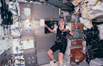 J.Glenn dans Discovery STS-95 10-11/1998