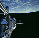 Navette Discovery en orbite et satellite 06/1999