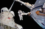 Sortie extra-véhiculaire de D. Barry STS-105 08/2001