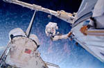 Sortie extra-véhiculaire de D. Barry STS-105 08/2001