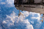 Sortie de R. Curbeam et la station spatiale internationale