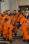 Sortie des astronautes pour le départ. STS-120- 10-2007