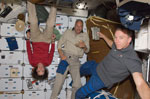 Repas des astronautes dans la navette Atlantis