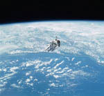 Sortie extra-véhiculaire de Robert L. Stewart. STS-41-B-02/1984