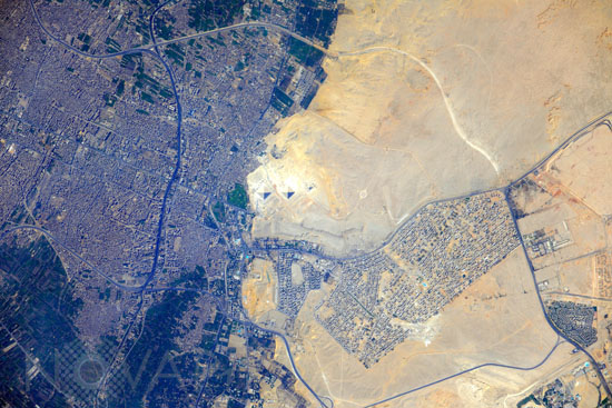 Pyramides de Gizeh -Egypte- vues de l'espace