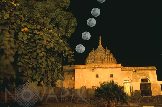 Lune et temple hindou de Bandar-Abbas